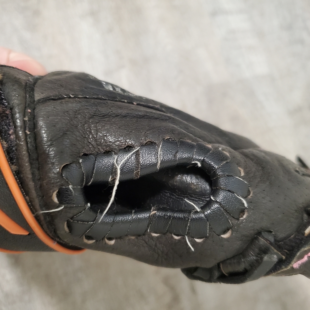 Mizuno Pink and Black Leather Catching Mitt - Picture 3 of 11